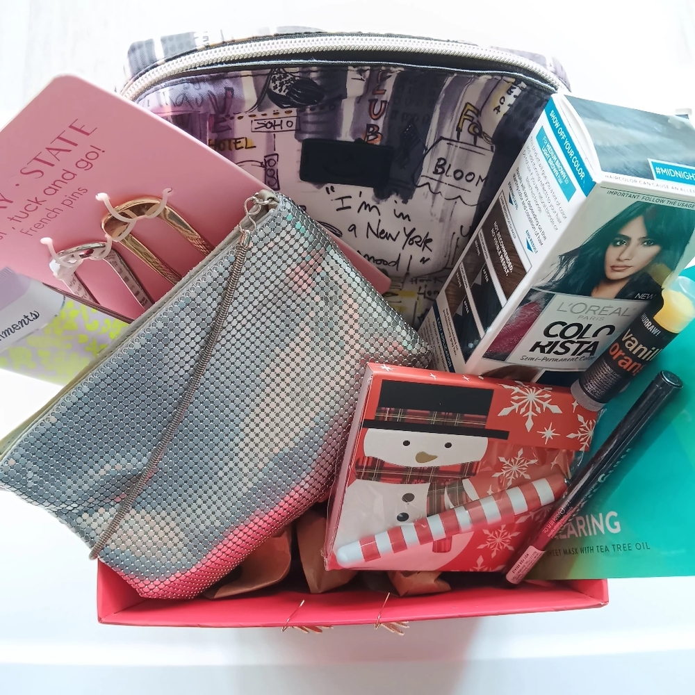 10 Gift Lot Beauty, Bag & Accessories Curated Christmas Gift Basket L'Oreal Izak - Picture 2 of 16
